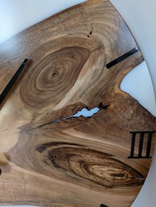 Reloj de Pared Moderno de Madera con Números Romanos y Detalles Verdes, Acabado Pulido, Reloj Decorativo para Sala de Estar, Oficina en Casa - Product Image 6