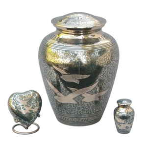 Ensemble d'urnes funéraires sculptées à la main avec motif botanique complexe, comprenant une grande urne funéraire, un souvenir commémoratif et une urne en forme de cœur - Product Image 6