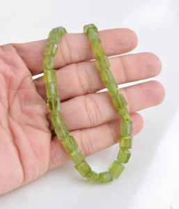 Peridoto natural facetado irregular, piedra preciosa natural, piedra preciosa para la elaboración de joyería fina. - Product Image 4