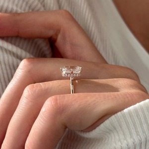 Bague de fiançailles unique en or 14k/18k avec diamant de laboratoire taille émeraude de 2,5 carats, sertie d'une bague de fiançailles en forme de boussole et d'un halo caché, certifiée IGI - Product Image 3