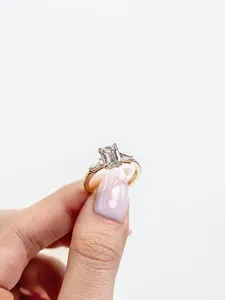 Anillos de Moda Sencillos de Plata de Ley 925 con Baño de Oro Blanco, Engaste de Garra, Corte Esmeralda, Moissanita VVS de 3CT, Anillos de 3 Piedras para Mujer - Product Image 2