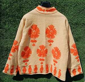 Veste en velours beige pour femme avec broderies de poissons et de fleurs, col montant, manches longues et style ethnique artistique pour la mode de détail - Product Image 2