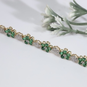 Bracelet tennis classique en or avec grappes de fleurs vert émeraude à cinq pétales et diamants blancs scintillants, bijoux fins pour fiançailles et mariage - Product Image 4