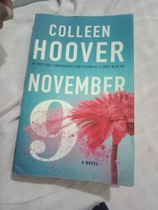 9 de noviembre, de Colleen Hoover, edición en papel, novela de ficción romántica, historia de amor, drama contemporáneo. - Product Image 2