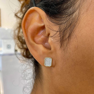 Boucles d'oreilles clous en or jaune avec diamants de laboratoire pavés en forme de coussin - Product Image 2
