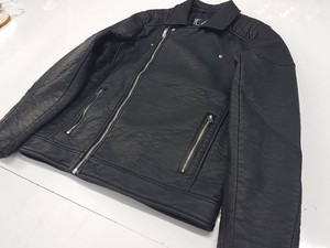 Chaqueta Bomber Negra para Hombre, Cortavientos con Mangas con Estampado Paisley Blanco, Cierre de Cremallera y Múltiples Bolsillos - Product Image 3