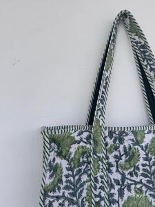 Bolso Tote de Algodón Acolchado con Diseño Floral Verde Boho, 17x14 Pulgadas, Hecho a Mano, con Correa para Hombro, Bolsillo Interior, Lavable y Reutilizable - Product Image 2