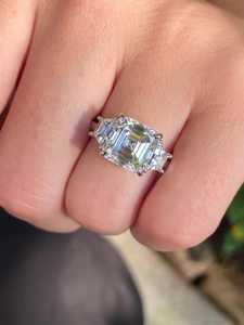 Bague de fiançailles trois pierres 4 carats IGI en or massif 14K 18K avec diamant de laboratoire taille Asscher trapézoïdale serti à griffes, bijoux fins de mariage - Product Image 5
