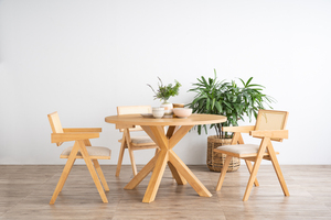 Silla de Comedor Moderna de Madera Negra con Respaldo de Ratán Sintético y Patas Geométricas en Forma de V para Comedor Moderno - Product Image 5