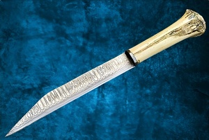 Couteau de chasse artisanal en acier Damas, manche en os, lame fixe, étui en cuir de buffle inclus. Idéal pour la chasse et le camping. - Product Image 4