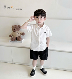 เสื้อผ้าเด็กผู้ชายเสื้อลำลองสีพื้นปักโลโก้สำหรับฤดูร้อนเสื้อเด็กผู้ชายเสื้อคอปกแหลม - Product Image 3