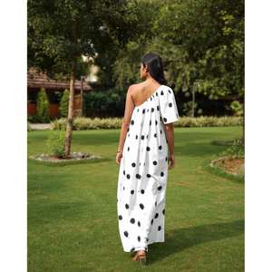 Robe longue asymétrique à pois pour femme, teinte à la main noir et blanc, tenue de plage estivale - Product Image 4