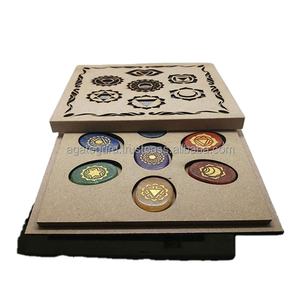 Chakra gravé avec mots sanscrits avec boîte en bois cadeau de l'Inde - Product Image 1