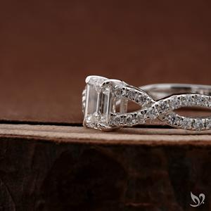 แหวนเพชรแล็บทรงมรกต 0.5 กะรัต ดีไซน์หรูหรา พร้อมวงแหวนแบบเกลียวประดับเพชร IGI Certified ทองคำขาว 10K - Product Image 2