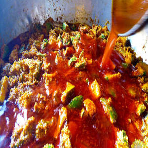 Cornichons indiens Gujarati de qualité supérieure, conservés dans de la saumure, nouvelle saison, frais, croustillants, riches en saveur, acidulés, salés, traditionnels indiens - Product Image 5