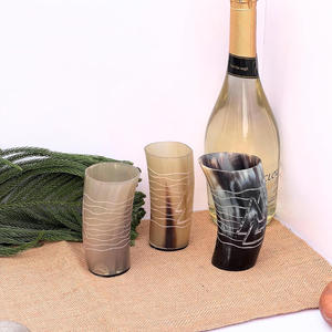 Vaso de chupito auténtico de cuerno vikingo, vaso de chupito de cuerno grabado personalizado, copa para fiestas, vaso de bebida de calidad superior para regalo de padrinos de boda - Product Image 6