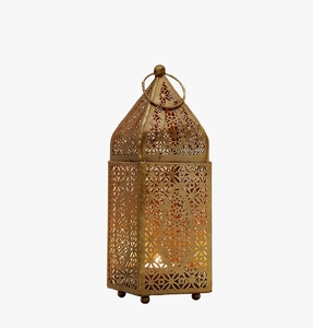 Lanterne à bougie en métal doré, style marocain, avec découpes, porte-bougie décoratif pour table, pour la décoration de la maison et les centres de table événementiels - Product Image 1