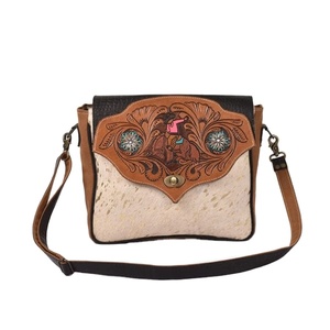 Sac à Bandoulière en Fourrure de Vachette de Style Occidental Fait à la Main, Design Bohème Vintage, Sangle Réglable, Fermeture à Glissière, Doublure en Cuir et Toile - Product Image 1