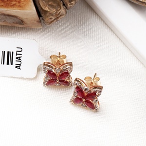 Boucles d'oreilles clous fleur en or jaune massif 14 carats avec rubis marquise naturel et accent de diamant, collection Memoria Jewels, vente en gros - Product Image 2