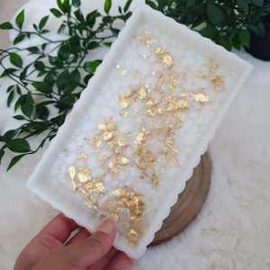 Plateau de service alimentaire en résine blanche de qualité supérieure avec accents de pétales dorés et bords sculptés – Vaisselle décorative polie miroir pour l'hôtellerie de luxe - Product Image 4