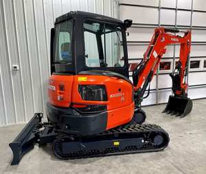 Miniexcavadora Kubota KX040-5 roja sobre orugas con cucharón y cuchilla - Product Image 2