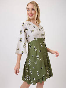 Robe évasée à imprimé géométrique vert, col en V, manches trois-quarts évasées, longueur midi, taille naturelle, en tissu mousseline écologique - Product Image 6