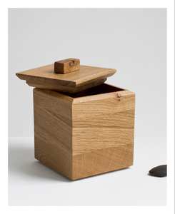 Boîte de rangement en bois spacieuse pour l'organisation de la garde-robe, permettant de ranger les accessoires en toute sécurité avec une finition en bois élégante - Product Image 1