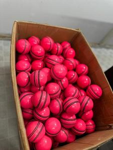 Pelota de críquet de cuero de alta calidad, personalizable en colores, para jugadores profesionales, en oferta, equipo deportivo. - Product Image 6