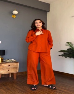 Conjunto Casual Elegante para Chicas, Camisa con Cuello en V y Botones con Mangas Largas y Pantalón, de la India, con Bloques de Color, Rayón Sólido, Alta Demanda - Product Image 1