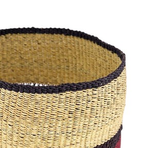 Panier en jonc de mer au design unique, fait main, aux couleurs bordeaux et noir, pour le rangement et le transport du linge sale - Product Image 3