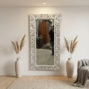 Marco de pared grande de madera maciza blanca envejecida con diseño floral tallado a mano y espejo para hotel, casa de campo o baño. - Product Image 1