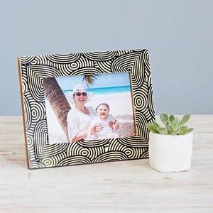 Cadre photo artisanal en résine, fait main, qualité supérieure, finition brillante, léger, élégant, décoratif - Product Image 1