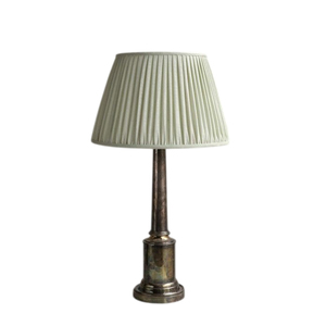 Lampe de table traditionnelle en bronze avec abat-jour en tissu blanc cassé, ampoule E27, commande par interrupteur, lumière décorative, lampe de chevet - Product Image 1