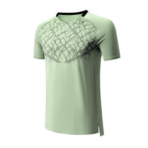 T-shirt de sport respirant à séchage rapide pour homme en mélange polyester/coton doux pour la peau, avec logo frontal, col en V, manches raglan et fentes latérales - Product Image 5