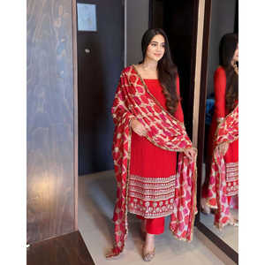 Magnifique ensemble de vêtements musulmans traditionnels brodés - Haut, bas et dupatta pour les fêtes - Product Image 6