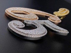 Amuleto Hip Hop Bling de Plata de Ley 925 con Moissanita VVS Iced de Corte Brillante y Engaste de Garra, con Número Árabe 65 Personalizado, Certificado IGI - Product Image 2
