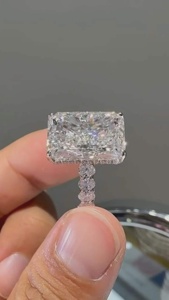 Bague de fiançailles en diamant de laboratoire taille radiant, halo caché pavé, or 14 carats, certifiée IGI - Product Image 4