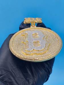 จี้ฮิปฮอปแบบกำหนดเอง เงินแท้ 925 ประดับโมอิสซาไนต์ จี้แบบ Iced Out พร้อมตัวล็อคแบบกำหนดเอง จี้สองสีพร้อมจี้ตัวอักษร จี้วงกลมสำหรับเป็นของขวัญ - Product Image 4