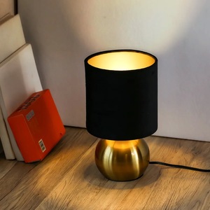 Lámpara de Mesa Decorativa de Latón con Pantalla de Algodón, Pieza Decorativa Única para Interiores - Product Image 6
