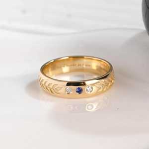 Bague en or jaune 14 carats unisexe avec gravure de branche d'olivier, trois pierres en moissanite bleue et blanche - Product Image 1