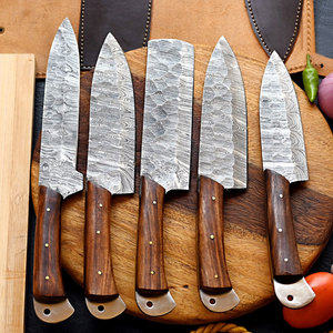 Ensemble de couteaux de cuisine en acier Damas sur mesure, fabriqués à la main, avec un motif distinctif et une construction robuste - Product Image 2