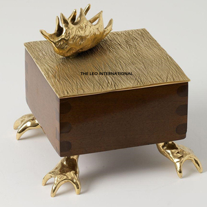 Nouvelle boîte de rangement pour chocolat en métal carrée de couleur noire et dorée, fabriquée à la main en Inde, à prix raisonnable - Product Image 4
