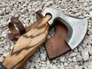 Hacha Tomahawk Forjada a Mano de BA Enterprises con Mango de Madera y Hoja de Acero para Uso de Supervivencia con Funda de Cuero - Product Image 3