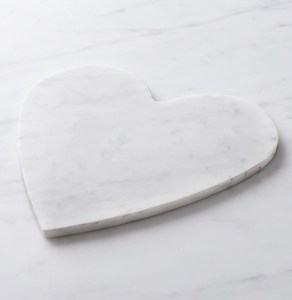 Tabla de Cortar de Mármol Blanco en Forma de Corazón con Vetas Grises y Superficie Pulida Lisa - Product Image 3