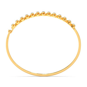 Brazalete de Diamantes con Corazones Entrelazados, Banda Delgada de Oro Amarillo y Diseño Frontal de Corazones Abiertos Repetidos - Product Image 3