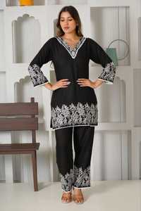 Nouvelle collection de vêtements pour femmes, décontractés et de fête, prêts à porter, en coton slub, Kurti et pantalon avec broderie. - Product Image 5