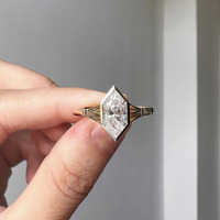 Anillo de Compromiso Solitario con Moissanita de Corte Hexagonal Alargado de Vana Jewels, Chapado en Oro, Plata de Ley 925, Bisel con Diamante Simulado