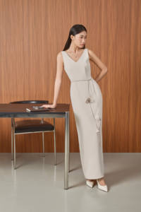 Vestido Largo Blanco con Cuello en V para Mujer, Estilo Elegante, Tela Crepé Americana WHITE NOISE, Vietnam, Modelo KD76 - Product Image 2
