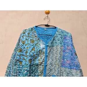 La chaqueta acolchada kantha de retazos vintage hecha a mano India presenta un diseño único con varios retazos estilo bohemio Boho chic - Product Image 4