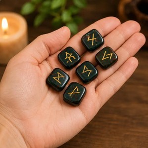 Ensemble de runes Futhark en hématite naturelle, gravées à la main, polies, design vintage, avec pochette en velours noir pour la méditation et la spiritualité - Product Image 3